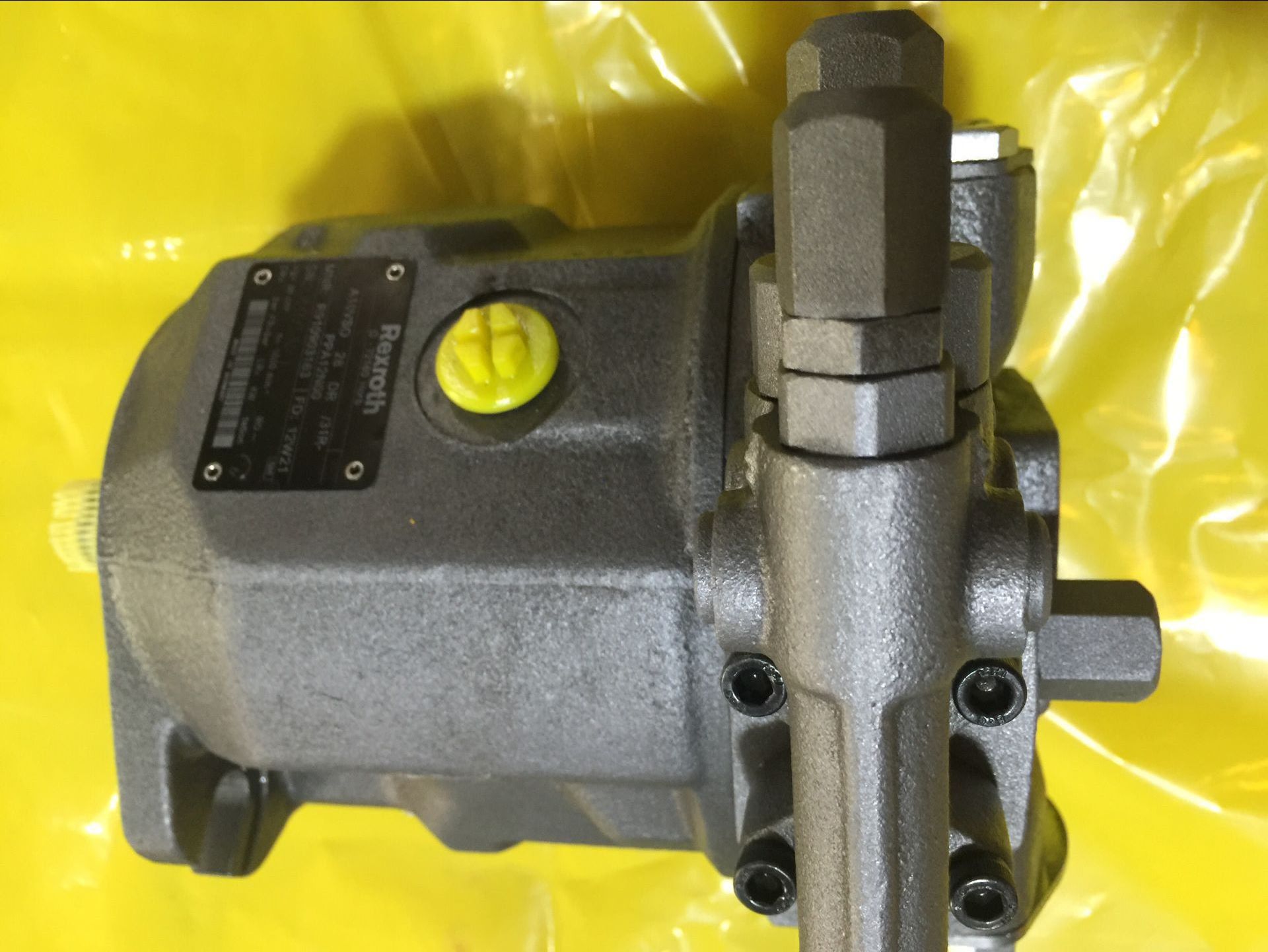 挖掘機力士樂液壓先導泵有響聲的故障分析